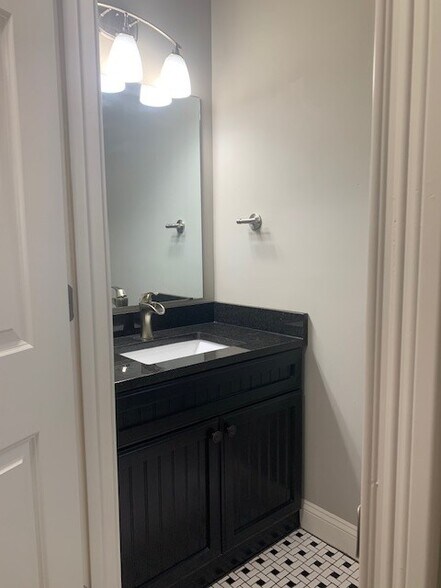 Building Photo - 641 W 44th St