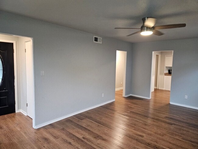Building Photo - 3 bed 2 bath Newly Renovated Home For Rent