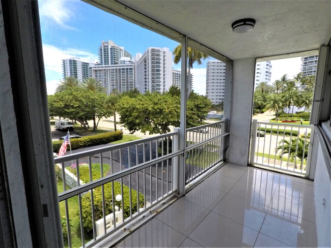 Large balcony - 10230 Collins Ave