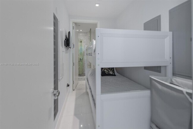 Building Photo - 16901 Collins Ave