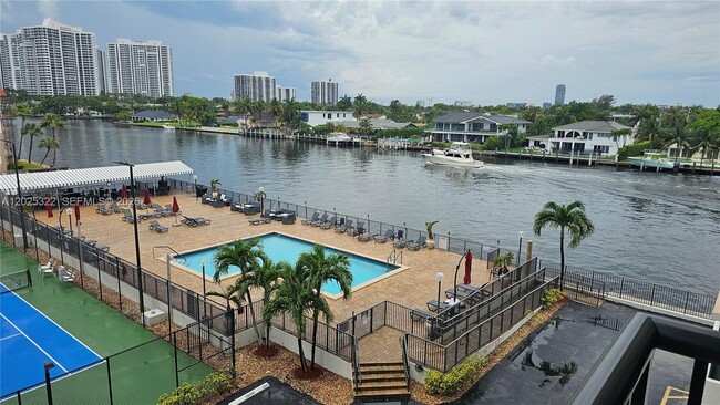 Building Photo - 2017 S Ocean Dr
