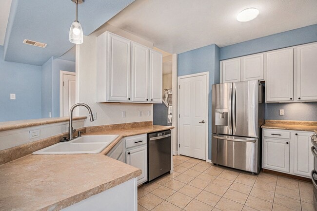 Building Photo - Available NOW!  2 Bedroom 2 Bath Beautiful Townhome