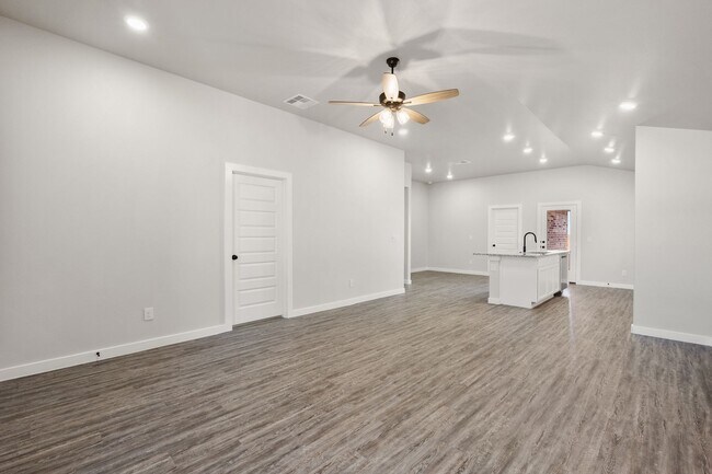 Building Photo - Pre-leasing for July in Bell Farms!