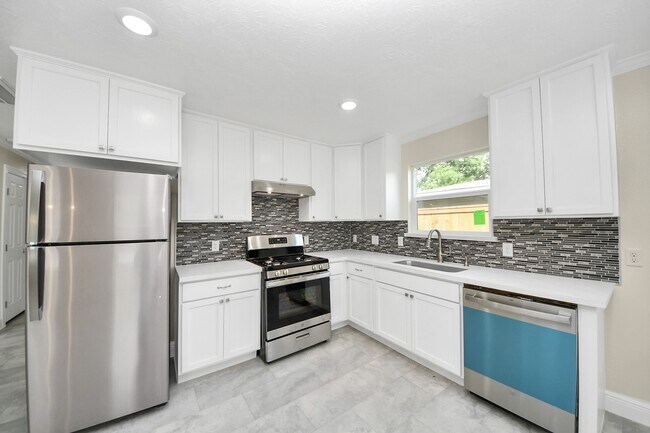 Building Photo - 7066 Villa Dr