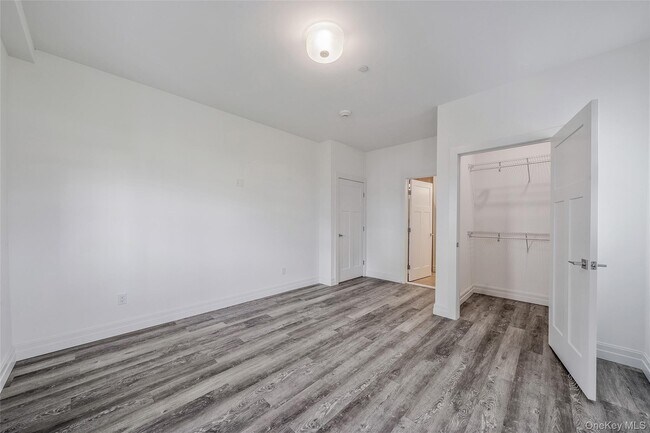 Building Photo - 725 Eastview Dr