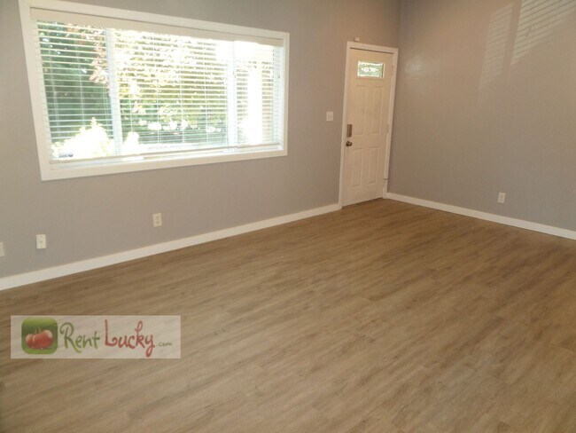Building Photo - Adorable 3-Bedroom Home w/Large Fenced Yar...