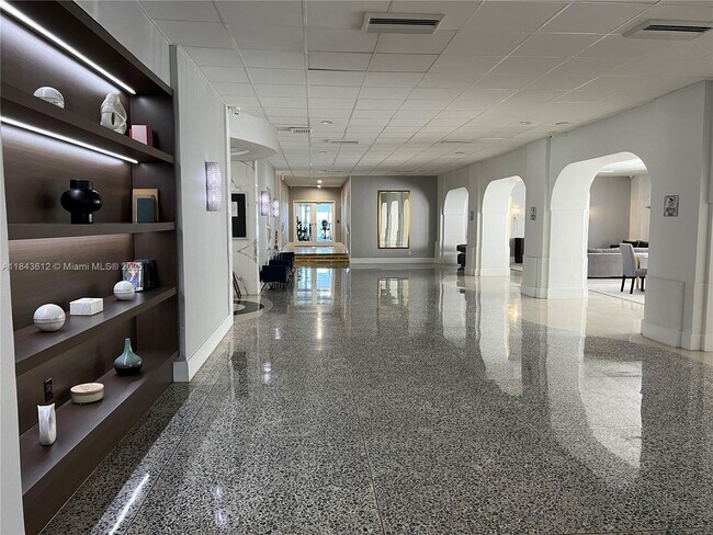 Building Photo - 3140 S Ocean Dr