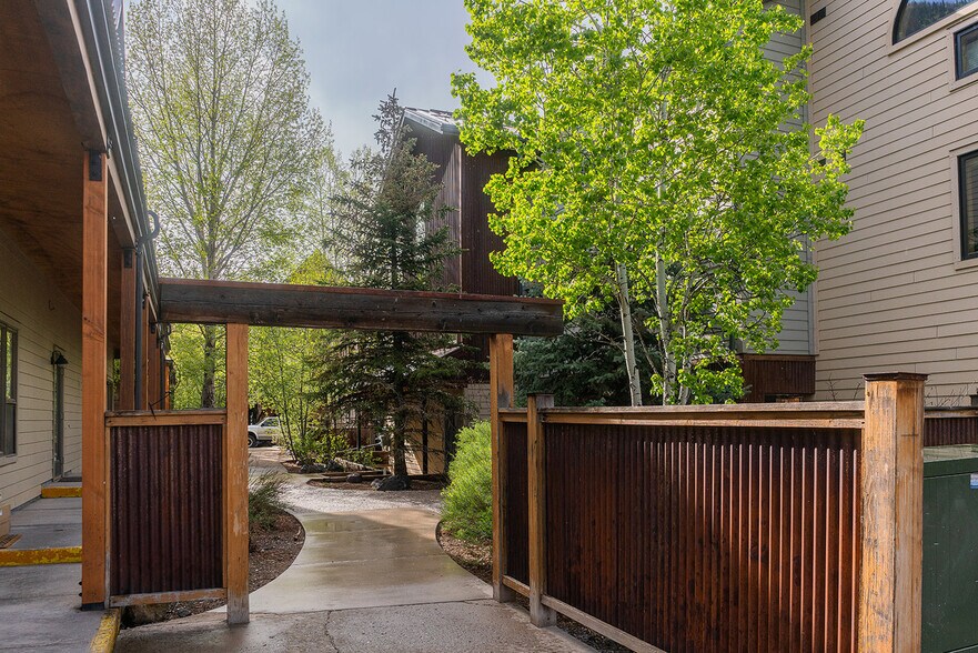 Building Photo - 280 Mahoney Dr