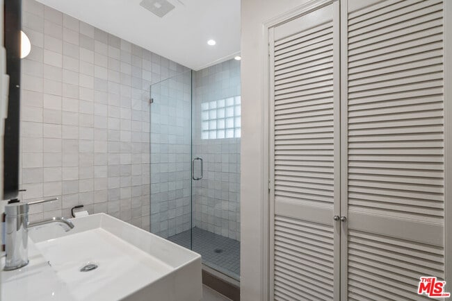 Building Photo - 1275 N Harper Ave