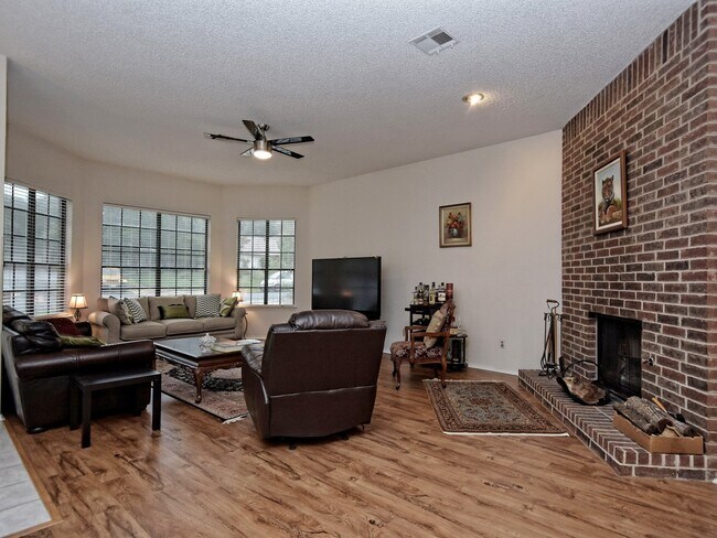 Building Photo - BEAUTIFUL 4 BEDROOM / 2.5 BATH HOME IN MAPLE RUN - FURNISHED