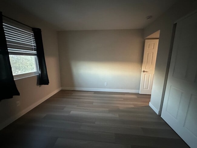 Building Photo - Amazing city views  2 bed 1 bath upstairs ...