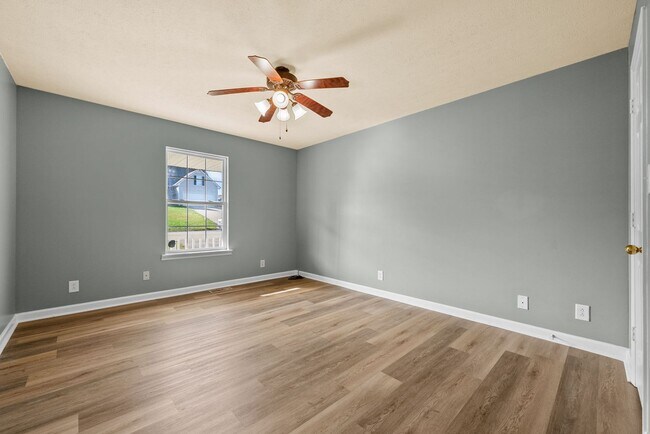 Building Photo - 3 Bedroom Pet Friendly Home For Rent Near Post!