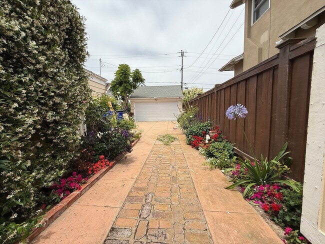 Building Photo - Adorable Loma Portal Bungalow with Fenced ...