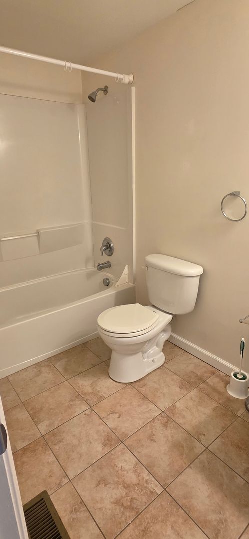 Building Photo - Detached Garage Appt. on  Beautiful Camden Ave.