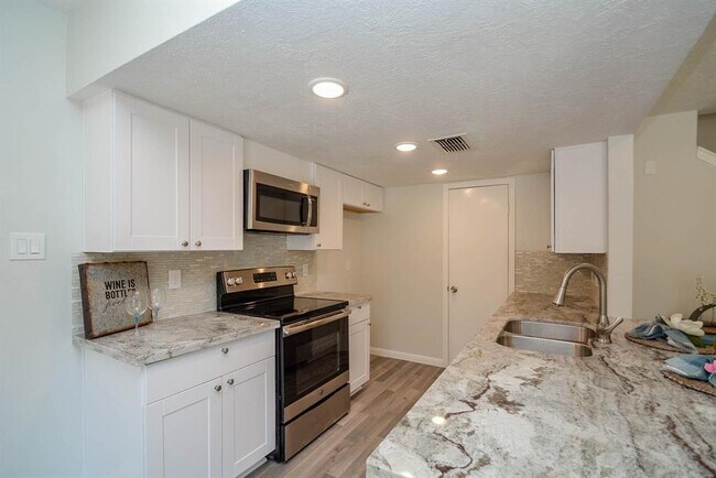 Building Photo - 978 Memorial Village Dr