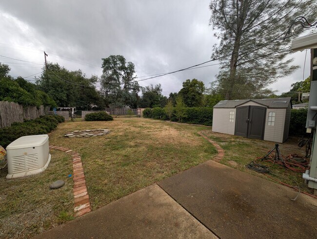 Building Photo - Single Family Home Near Shopping and Schools
