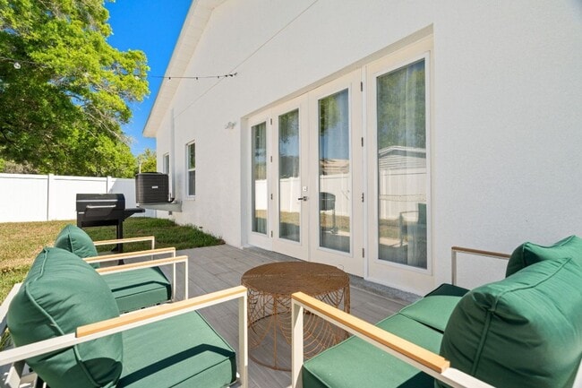 Building Photo - Gorgeous New Constriction House in Tampa