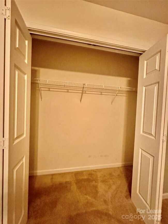 Building Photo - 1913 Thorn Crest Dr