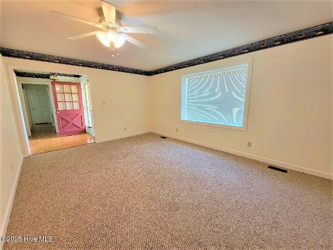 Building Photo - 304 Beech Ln