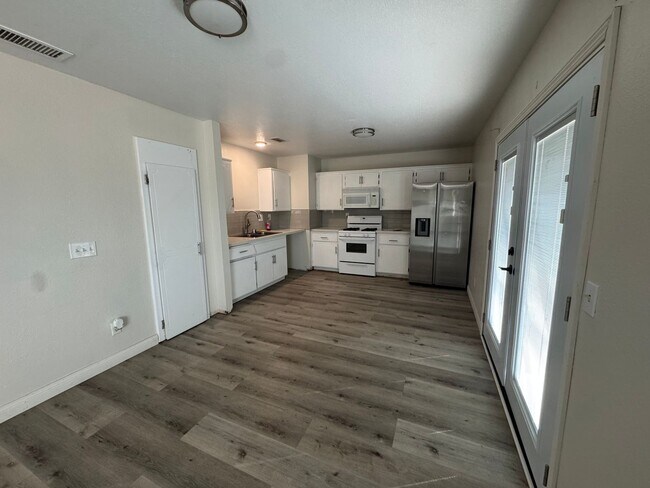 Building Photo - 2 bed/ 1 bath home / large yard / central located / Available Now!!