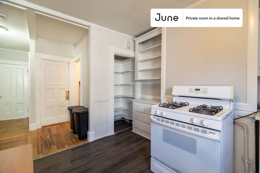 Building Photo - Private bedroom in 3 bed/1 bath Home
