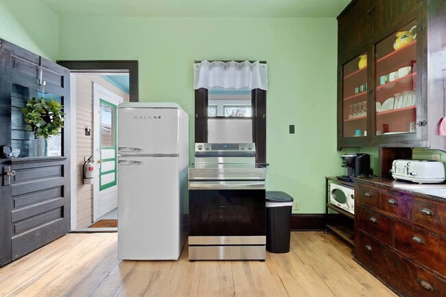 Building Photo - 100 W 1st St