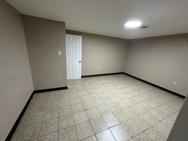 Building Photo - Charming 4 Bedroom / 2 Bathroom Home Brist...