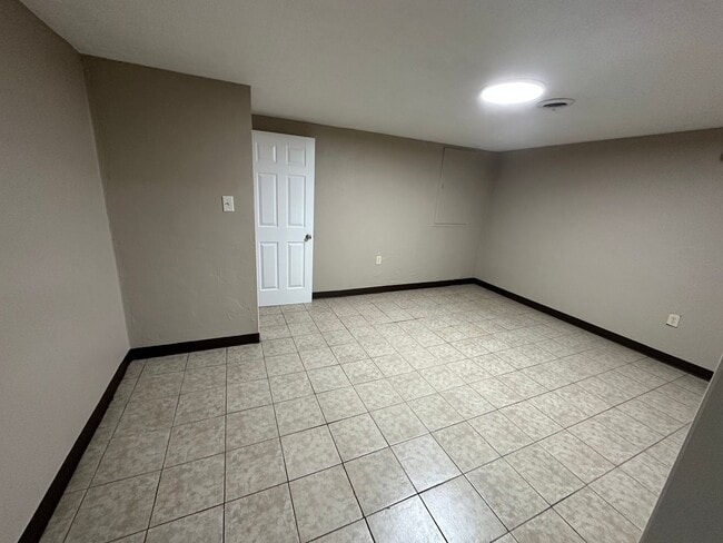 Building Photo - Charming 4 bedroom 2 bathroom home