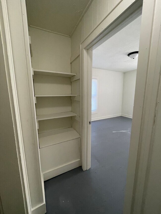 Building Photo - 5 Bedroom Available November