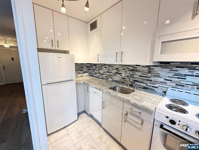 Building Photo - 160 Overlook Ave