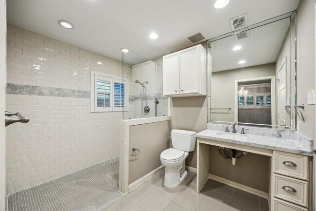 Building Photo - 5659 Chevy Chase Dr