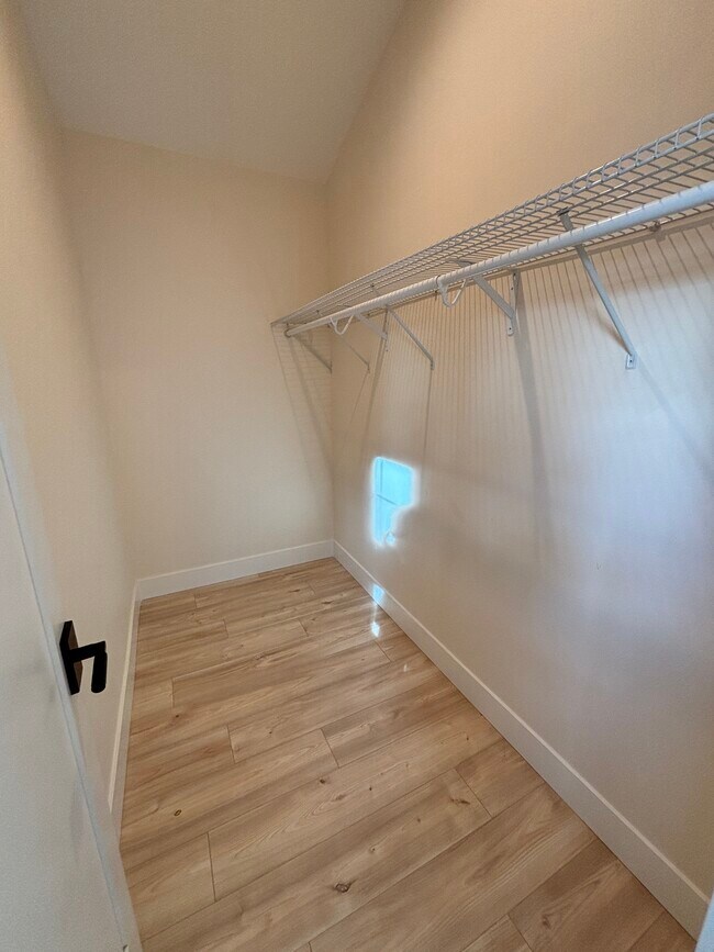 Building Photo - 480 SE Reed Market Rd