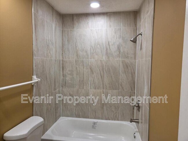 Building Photo - 3057 Idylwilde Blvd