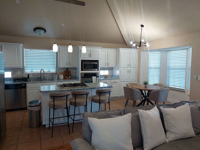 Building Photo - 4 BEDROOM 2 BATHROOM HOME 3 CAR GARAGE HOM...