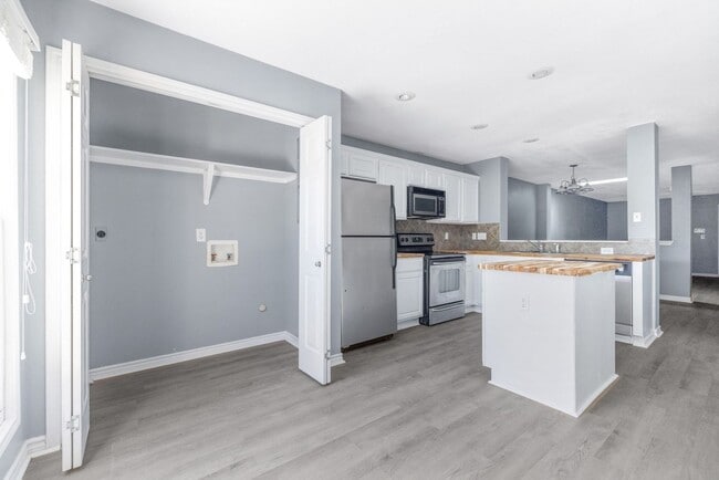 Building Photo - Carriage Place Square