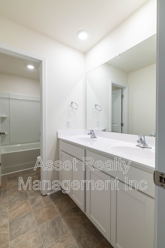 Building Photo - 4714 Willow Bluff Cir