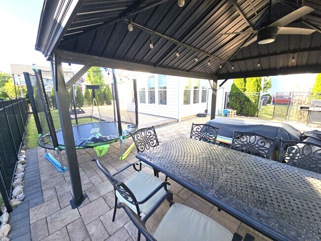 Building Photo - 1129 Flower St