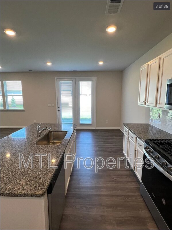 Building Photo - 2011 Weddington Pointe Dr