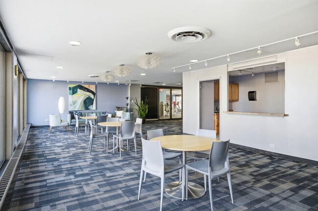 Building Photo - 4343 N Clarendon Ave