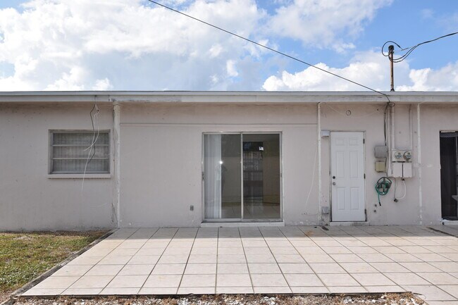 Building Photo - 2472 NE 5th Ave