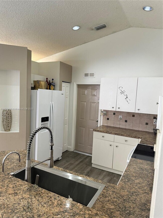 Building Photo - 4025 Pine Ridge Ln