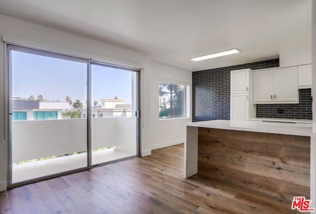 Building Photo - 435 N Oakhurst Dr