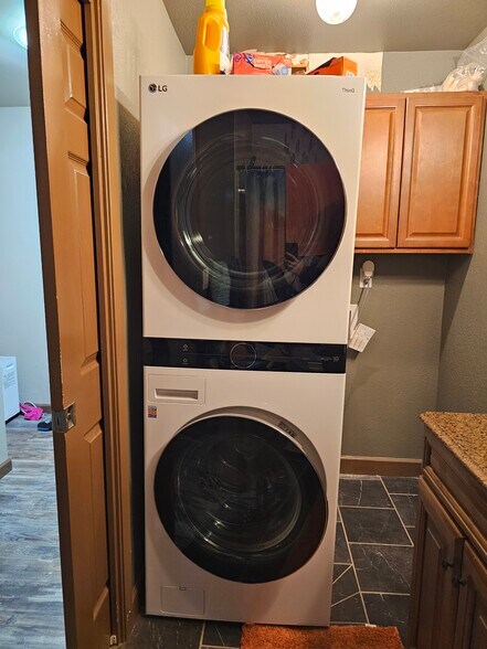 washer/dryer - 7217 Foxridge Cir