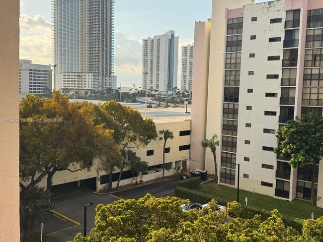 Building Photo - 17021 N Bay Rd