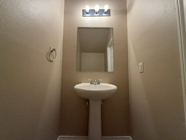 Building Photo - 704 E College St