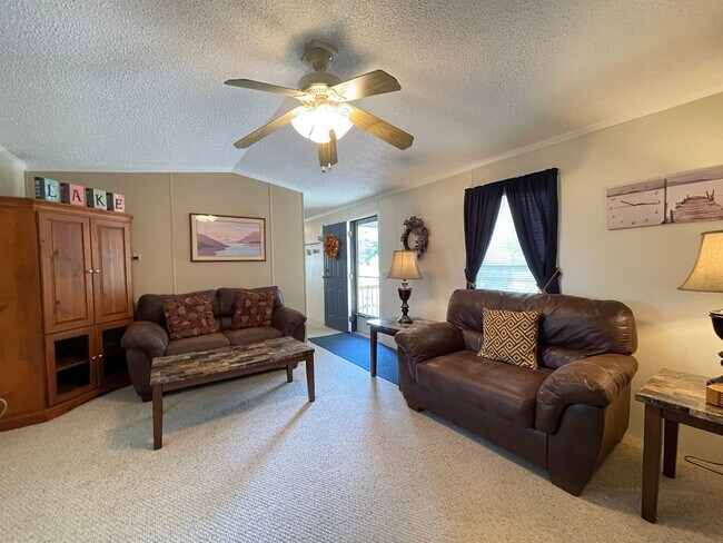 Building Photo - Recently renovated-3 bedroom/2 bathroom home-fully furnished-located in Tanglewood Subdivision