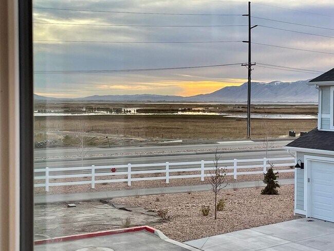 Building Photo - Modern 3-Bedroom Townhome in Provo