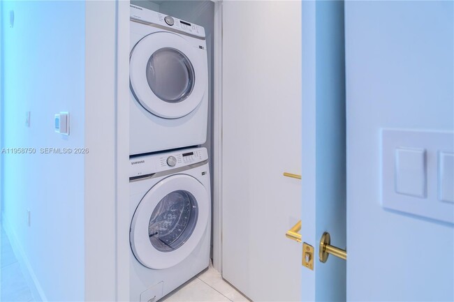 Building Photo - 2678 Tigertail Ave