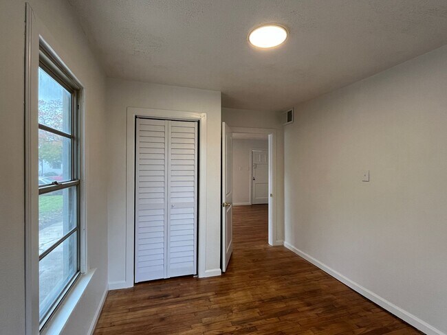 Building Photo - 3 Bedroom 1 Bath House