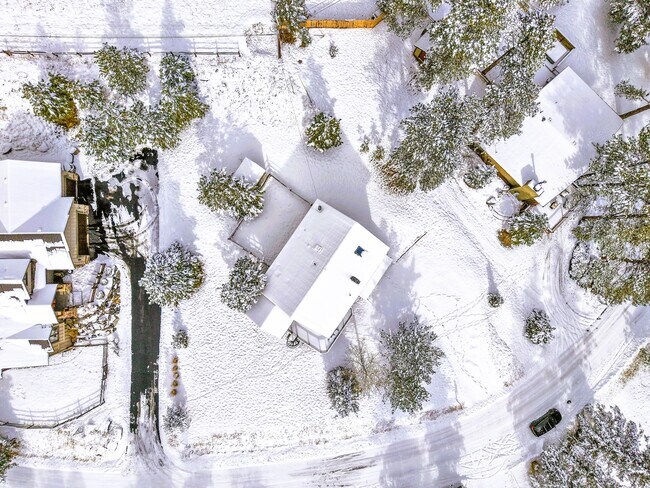 Building Photo - 28585 Evergreen Manor Dr